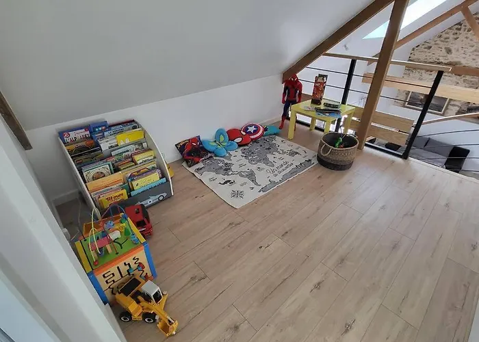 Longere En Pierre Avec Piscine Chauffee Nyaraló