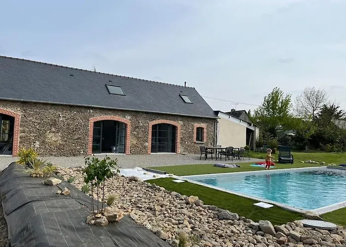 Longere En Pierre Avec Piscine Chauffee Nyaraló Prinquiau