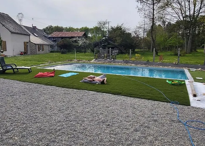 Longere En Pierre Avec Piscine Chauffee Prinquiau